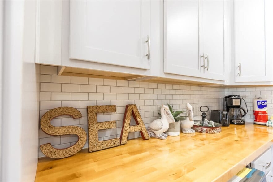 Building Photo - 8743 Thomas Dr