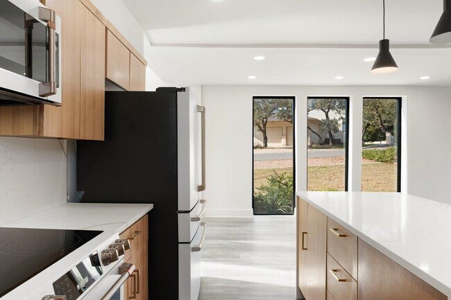 Building Photo - 8610 Grandview Dr