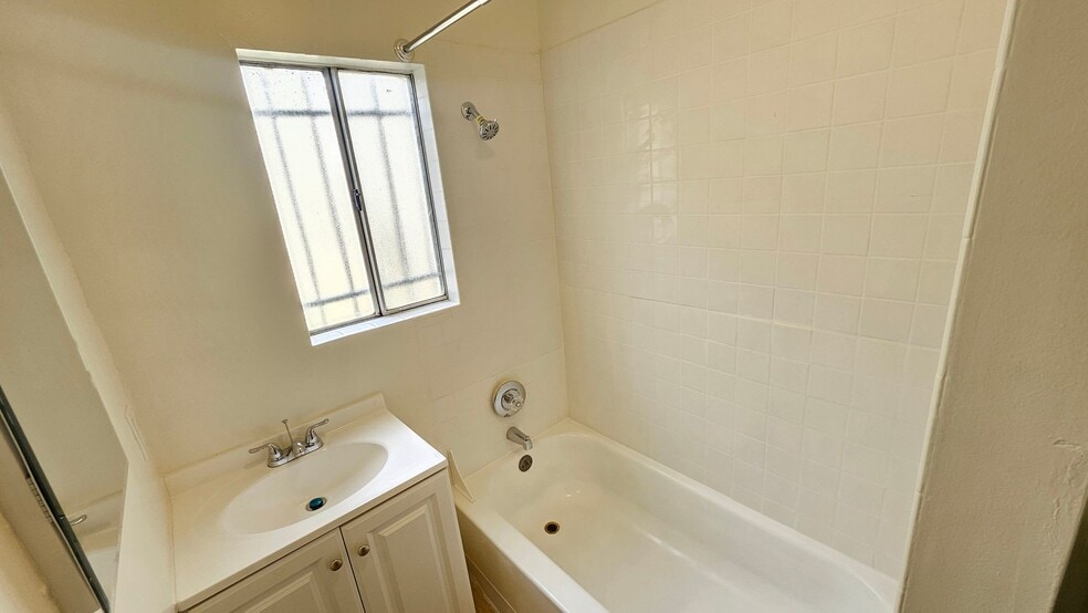Building Photo - 465 1/2 N Boylston St