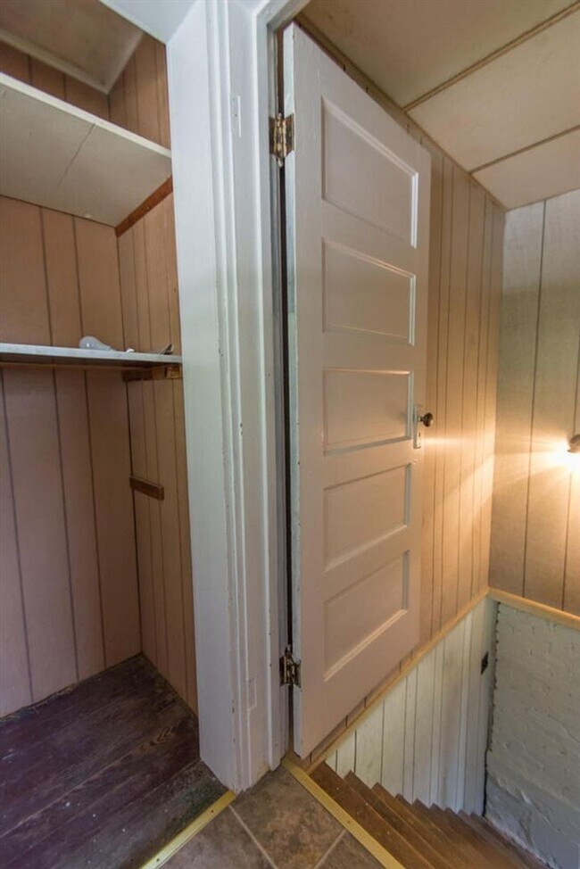 Building Photo - 3 bedroom, 1 bath Home: Available August 2026!