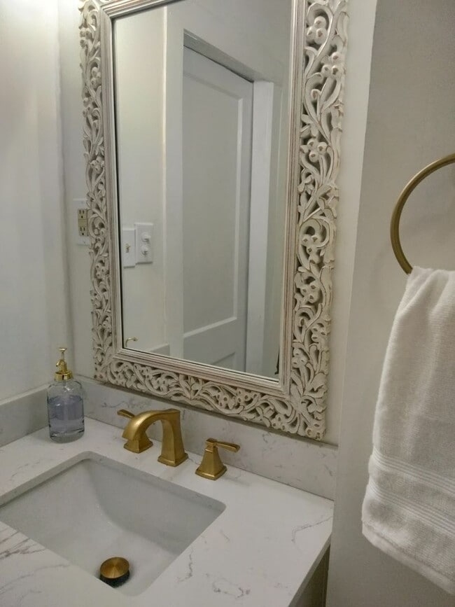 Building Photo - Totally Remodeled 2 Bedroom 1 Bath House-F...