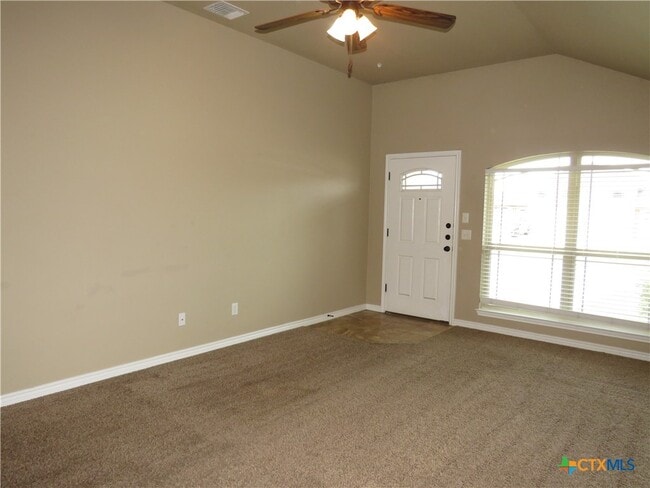 Building Photo - 405 Sladecek Dr