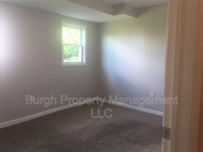 Building Photo - 6 Regina St