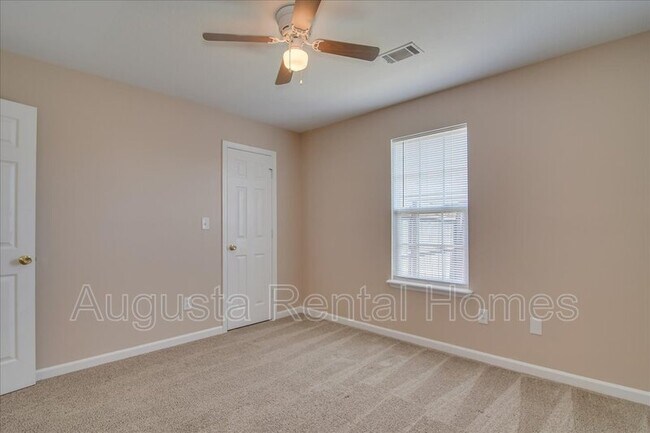 Building Photo - 207 Taylor Cir