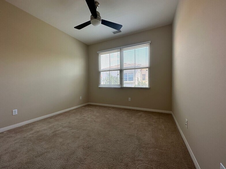 Building Photo - 133 Lamplighter