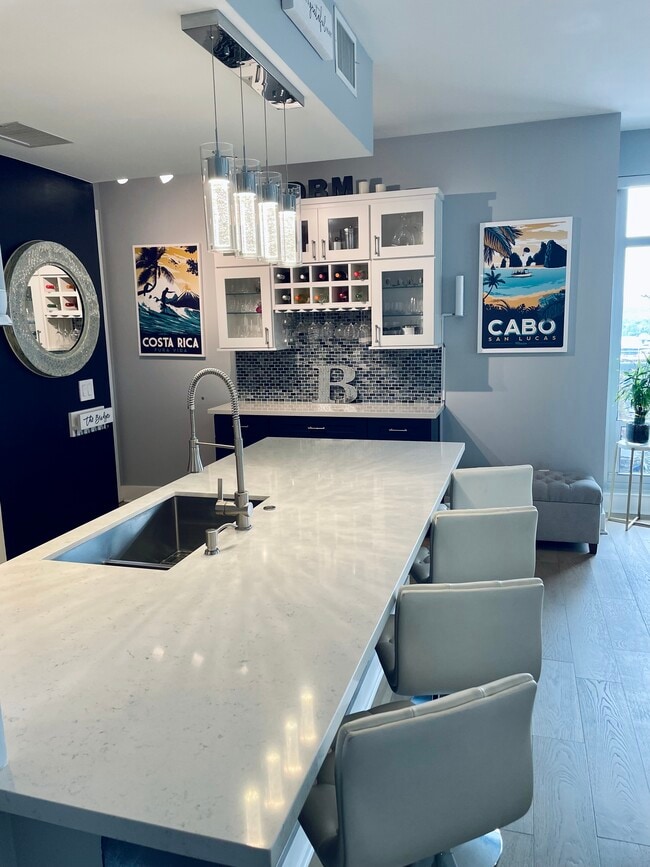 Kitchen & Bar - 603 Davis St