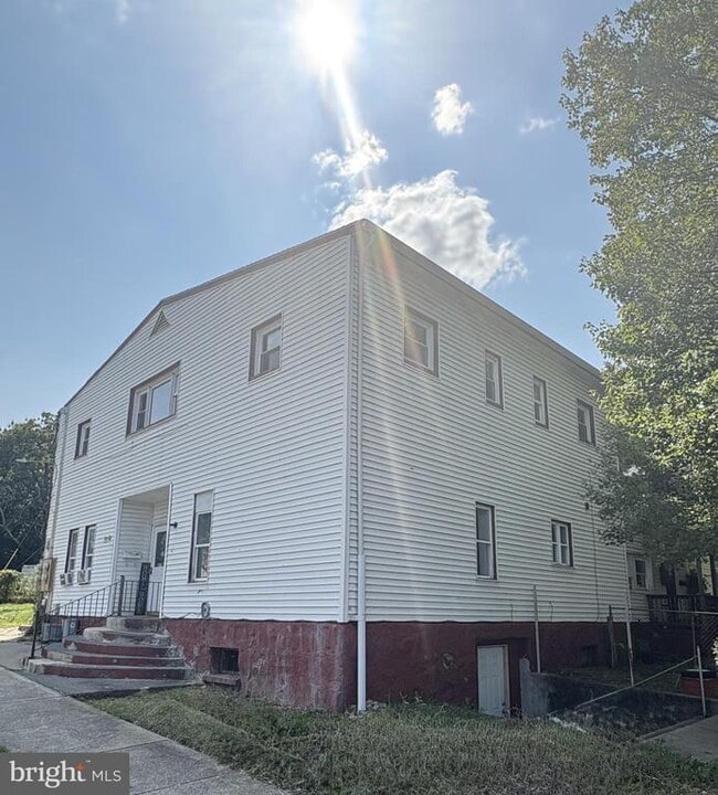 Primary Photo - 906 Argus St