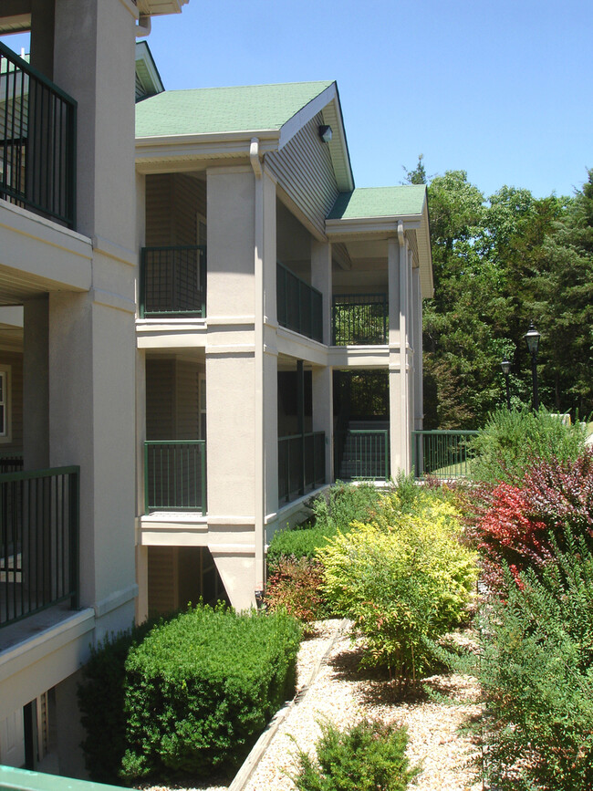 Building Photo - Condominium in The Oaks of Holiday Hills R...