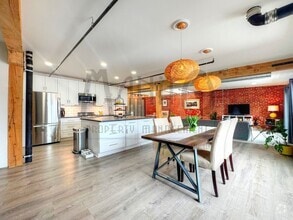 Building Photo - Stunning & Spacious Penthouse Condo