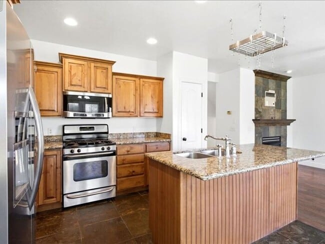 Building Photo - DRAPER  BEAUTIFUL 3 BED 2.5 BATH TOWNHOME