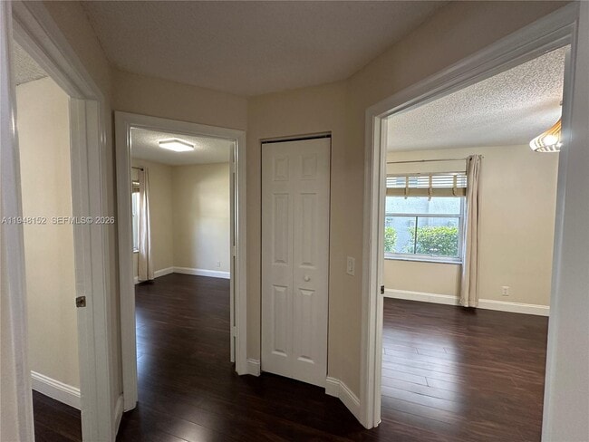 Building Photo - 4192 Laurel Ridge Cir