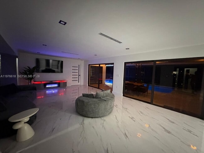 Building Photo - 103 Tropicana Dr