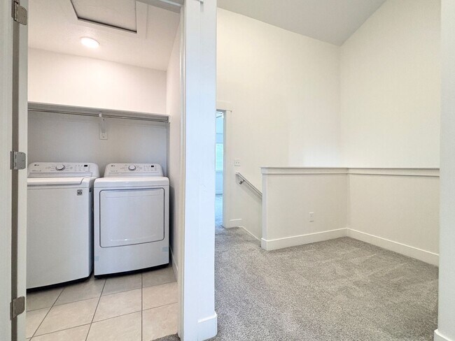 Building Photo - Bright & Beautiful Townhome in American Fork!