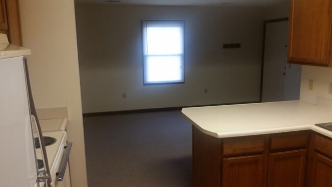 Building Photo - 100 Maple Hill Dr
