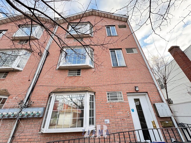 Building Photo - 440 Midwood St