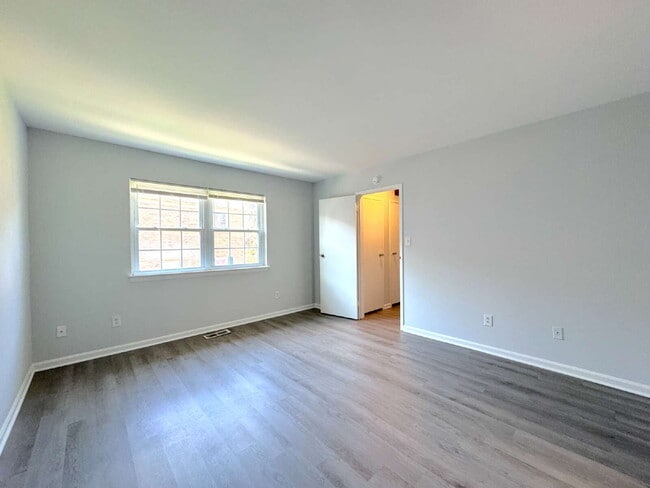 Building Photo - Charming Townhome with Modern Touches & Commuter Convenience!