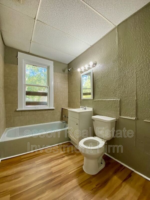 Building Photo - 426 Merrick St