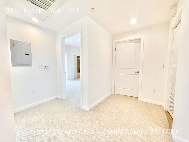 Building Photo - Beautiful newly remodeled modern top-floor...