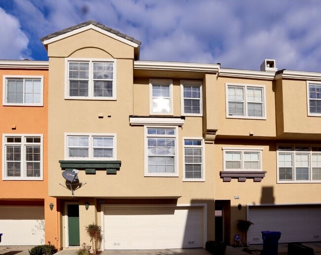 Building Photo - Beautifully Spacious 3-bedroom townhome in Fremont – Gated community!
