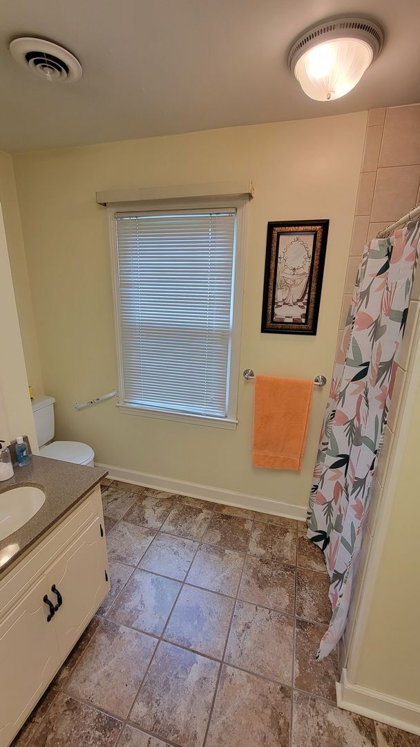 Building Photo - AVAILABLE NOW, $500 OFF FIRST FULL MONTH O...