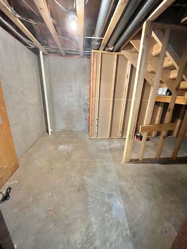 Building Photo - Spacious 4 Bed/3 Bath Twinhome in Brandon!