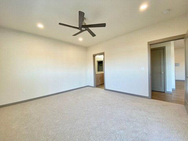 Building Photo - Brand New Luxury Home in Gated Community - Furnished Option Available