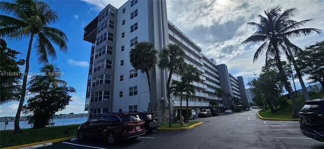Building Photo - 1175 NE Miami Gardens Dr