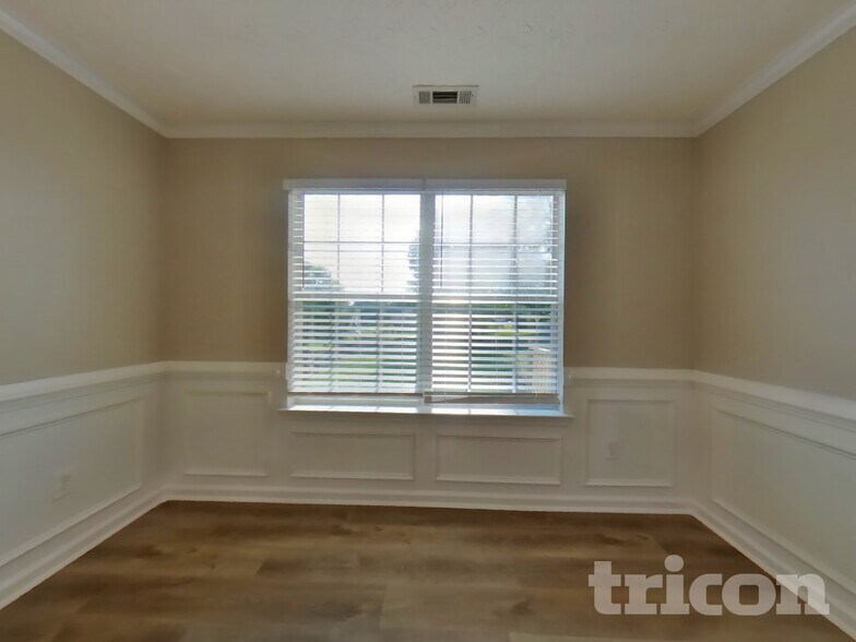 Building Photo - 660 Tipperary Rd