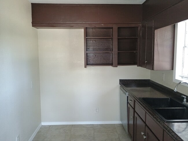 Building Photo - 1025 Valley View St