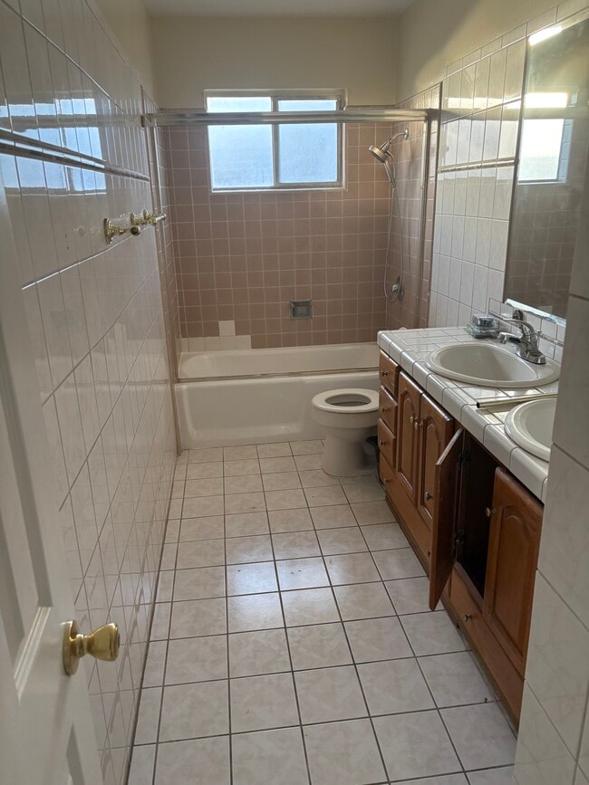 Building Photo - 928 E Vista del Playa Ave