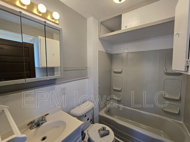 Building Photo - 124 Moir St