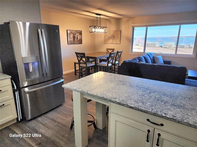 Building Photo - 114 Lake Ave S