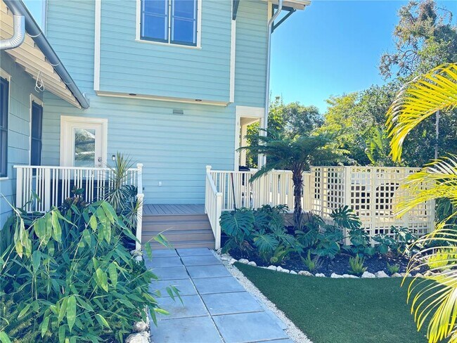 Building Photo - 324 Julia Pl