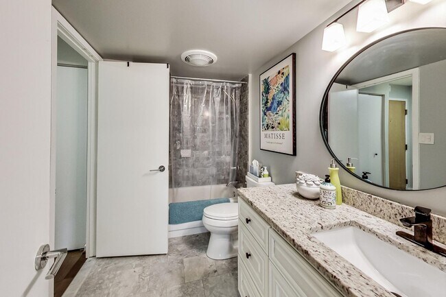 Building Photo - 2-bedroom, 1-bath condo in the sought-afte...
