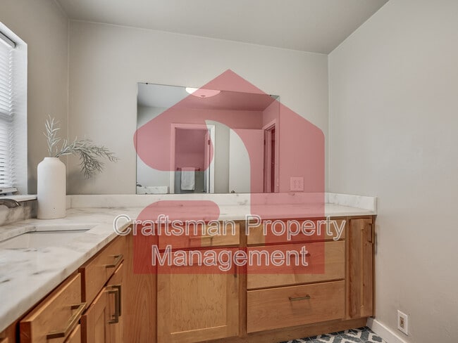 Building Photo - 1501 Gladstone Terrace