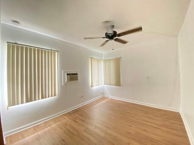 Building Photo - 907 Dowd Ave