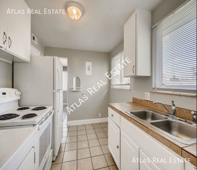 Building Photo - Beautiful 2 bedroom one bath apartment. Av...