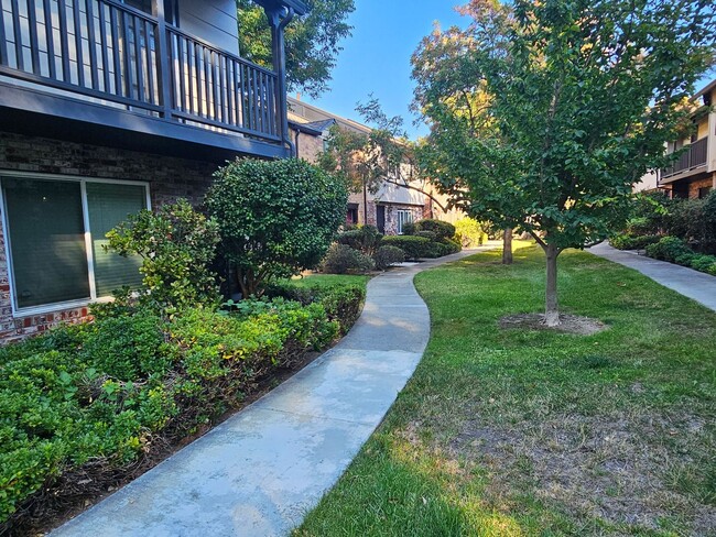 Building Photo - 1394 N Loop Dr