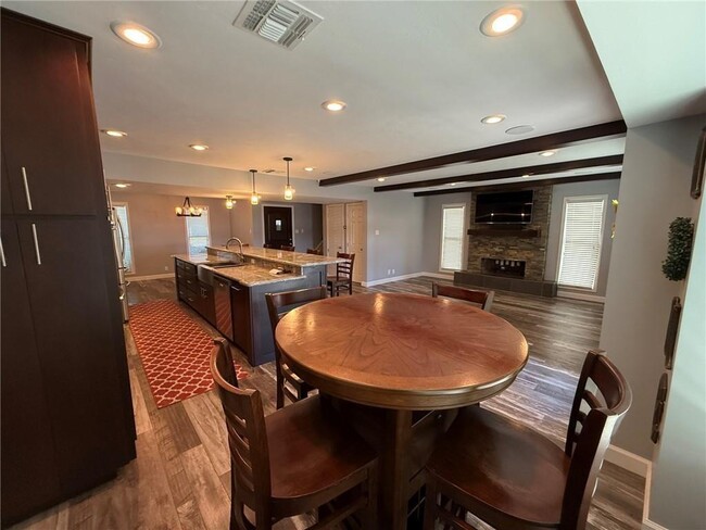 Building Photo - 1912 Kelly St