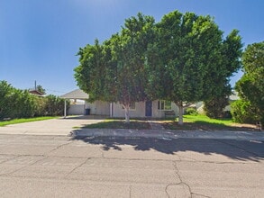 Building Photo - Fully furnished with a pool - MOVE IN SPECIAL $500 OFF