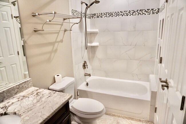 Building Photo - Lovely and Spacious 3 Bedroom 2.5 Bathroom...