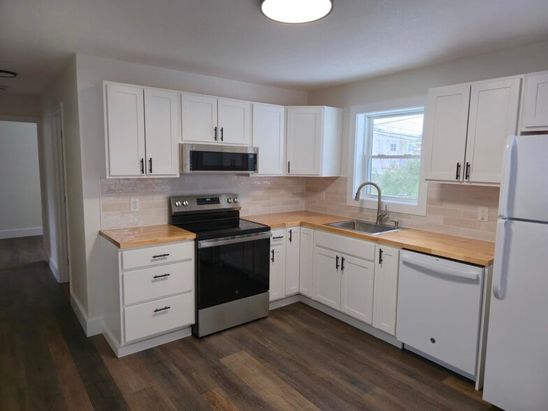 Eat-in Kitchen - 21 Old Etna Rd