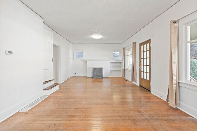 Building Photo - Cute 2-bdrm/2-bath vintage home—Bonus room...