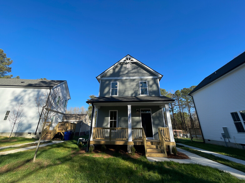 Building Photo - Room in House on Maplewood Dr