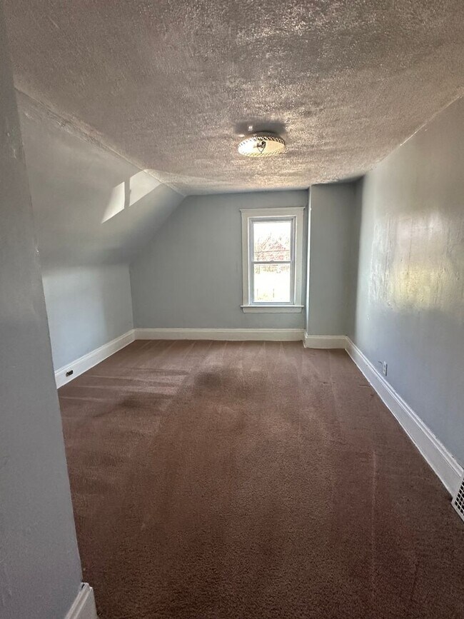 Building Photo - 3bd Single Broadway/E. 55th St. Cash Pay/Section 8
