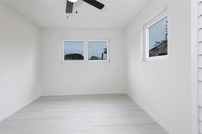 Building Photo - 713 SW 4th Ct