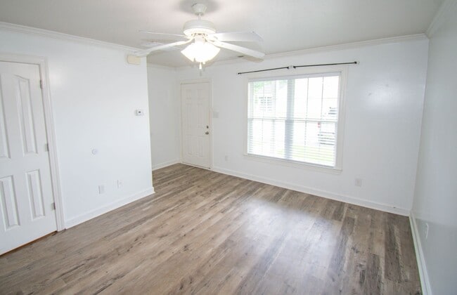 Building Photo - 2 Bedroom 2 Bathroom Townhome- Pets Allowed!