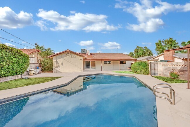 Building Photo - Mid-Century Modern Gem in Historic McNeil ...