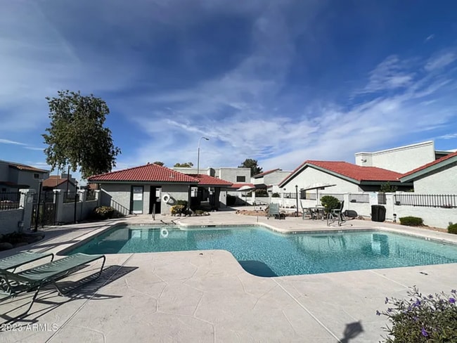Building Photo - READY TO TOUR NOW! Charming 3-Bedroom 3-Bathroom Corner Townhouse in Peoria!