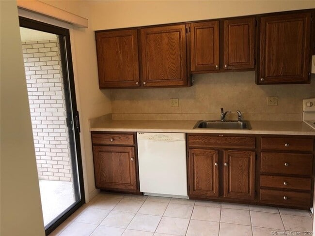 Building Photo - 6 Bouton St E